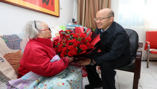 汪华东慰问百岁老人并调研养老机构